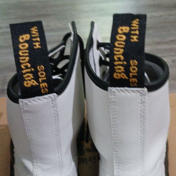 Dr Martens Air Wair Zavala white combat 8 eye boots EUC worn once comes with box - Picture 5 of 15